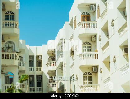 Ägypten, Hurghada. City living Building Wohnungen außen Stockfoto