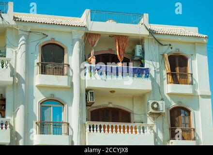 Ägypten, Hurghada. City living Building Wohnungen außen Stockfoto