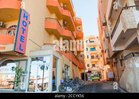 Ägypten, Hurghada. Innenstadt Lane mit Wohnhäusern Blöcke Gebäude Stockfoto