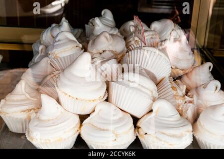 Meringue-Desserts in Figueres, Spanien. Stockfoto