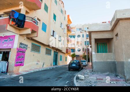 Ägypten, Hurghada. Innenstadt Lane mit Wohnhäusern Blöcke Gebäude Stockfoto