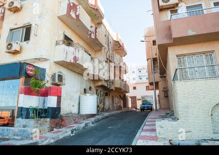 Ägypten, Hurghada. Innenstadt Lane mit Wohnhäusern Blöcke Gebäude Stockfoto