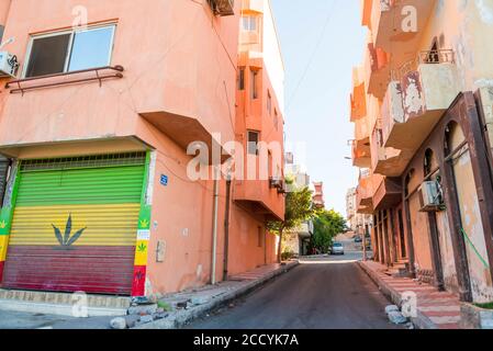 Ägypten, Hurghada. Innenstadt Lane mit Wohnhäusern Blöcke Gebäude Stockfoto