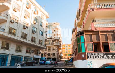 Ägypten, Hurghada. Innenstadt Lane mit Wohnhäusern Blöcke Gebäude Stockfoto