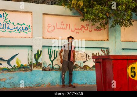 Ägypten, Hurgada lokale Straße ägyptischen Mann Porträt auf der Straße mit Graffiti-Wand auf dem Hintergrund Stockfoto