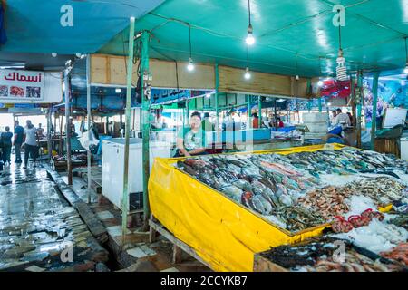 Ägypten, Hurgada Meer Fisch Markt Verkäufer auf dem Hintergrund der Zähler voll von frischem Fisch Stockfoto