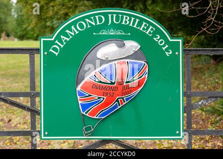 Schild für Diamond Jubilee 1952-2012 am Eingang zum öffentlichen Park, Netheravon, Wiltshire, England, Großbritannien Stockfoto