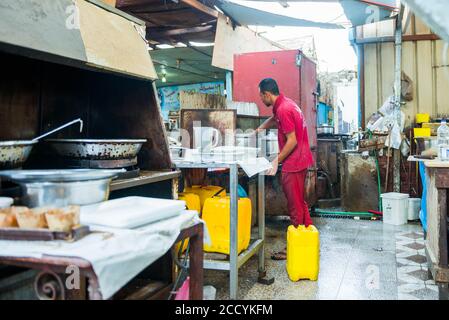 Ägypten, Hurghada ägyptischen Fischmarkt Arbeiter, die Street Food auf lokalen Markt Küche Stockfoto