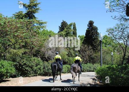 Barcelona Spanien. Berittene Polizei in Barcelona an einem sonnigen Tag. Eine Tradition des Dienstes mehr als 160 Jahre. Stockfoto