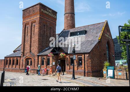 The Pumphouse, ein traditionelles Pub-Restaurant am Wasser im umgebauten viktorianischen Pumphouse am Royal Albert Dock, Liverpool, England, Großbritannien Stockfoto