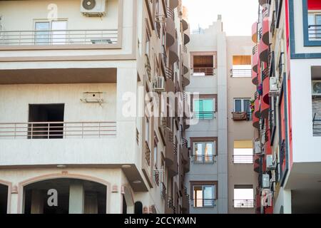 Ägypten, Hurghada. Innenstadt Lane mit Wohnhäusern Blöcke Gebäude Stockfoto