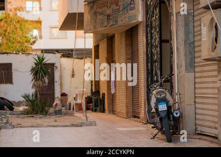 Ägypten, Hurghada. Innenstadt Lane mit Wohnhäusern Blöcke Gebäude Stockfoto