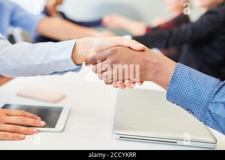 Handschlag zwischen Europäern und Afrikanern für die internationale Zusammenarbeit Stockfoto