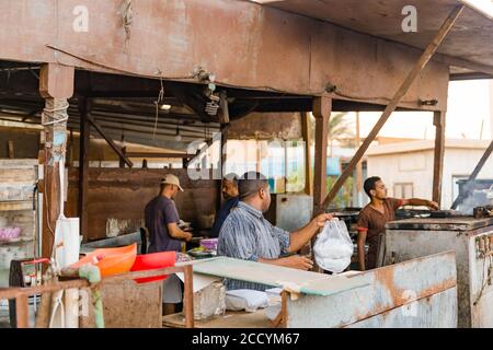 ägyptischer Fischmarkt Arbeiter, der Street Food auf dem lokalen Markt vorbereitet Küche Stockfoto