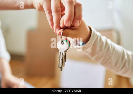 Vater und Sohn halten den Schlüssel zu ihrem neuen Zuhause Gemeinsam Stockfoto