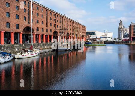 Boote liegen neben der Tate Liverpool in Royal Albert Dock, Liverpool, England, Großbritannien Stockfoto