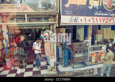 Ägypten, Hurghada. ägyptische Alltag Straßenleben auf Bürgersteig Gebäude Außenwände Hintergrund Stockfoto