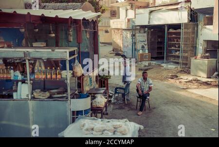 Ägypten, Hurghada. ägyptische Alltag Straßenleben auf Bürgersteig Gebäude Außenwände Hintergrund Stockfoto