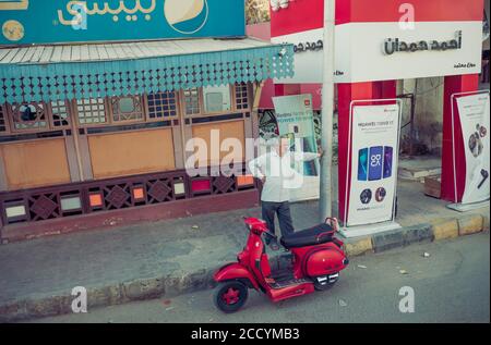 Ägypten, Hurghada. ägyptische Alltag Straßenleben auf Bürgersteig Gebäude Außenwände Hintergrund Stockfoto