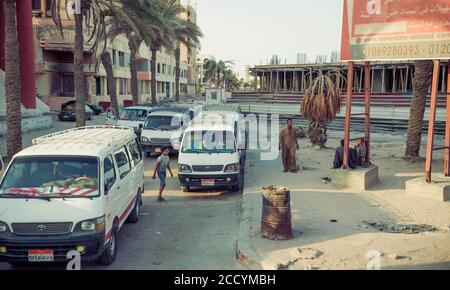 Ägypten, Hurghada. ägyptische Alltag Straßenleben auf Bürgersteig Gebäude Außenwände Hintergrund Stockfoto