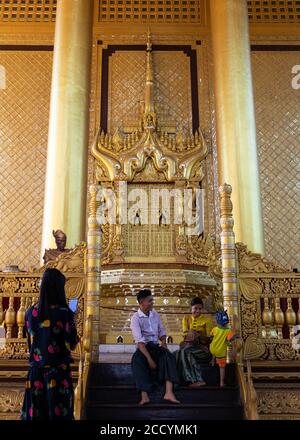 Burmesische Familie, die ein Foto mit dem Smartphone. Junge Eltern. Der Palast wurde nach der Verbrennung wieder aufgebaut. Königlicher Thron, Kan Baw Za Thadi, Bago, Myanmar Stockfoto
