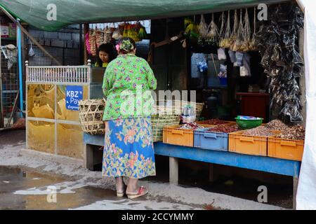 Frau, die Betelnuss von einem Stall kauft. Shop Verkauf verschiedener Arten von Betelnuss, bereit zu mischen und zu kauen. Traditioneller Brauch in Myanmar, Südostasien Stockfoto