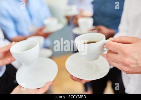 Gruppe von Geschäftsleuten, die während der Büropause Kaffee trinken Stockfoto