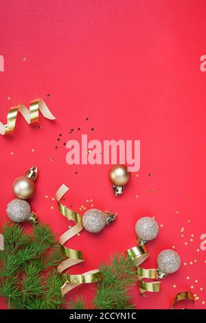 Festliches Weihnachtsdekor in goldener Farbe auf rotem Hintergrund mit Kopierraum. Stockfoto