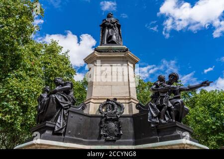 Gladstone Statue Aldwych London - Statue von William Ewart Gladstone, vollendet 1905, Bildhauer William Hamo Thornycroft Stockfoto