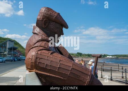 Freddie Gilroy and the Belsen Stragglers - eine Skulptur von Ray Lonsdale, die am Meer in Scarborough, North Yorkshire, ausgestellt ist Stockfoto