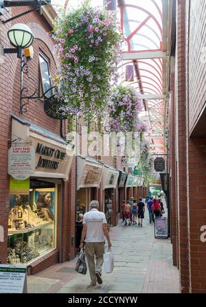 Geschäfte entlang der Market Row - Barkers Arcade - im Stadtzentrum von Northallerton, North Yorkshire Stockfoto