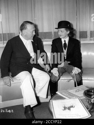 Regisseur EDMUND GOULDING und BETTE DAVIS am Set offen während der Dreharbeiten zu DARK VICTORY 1939 Drehbuch Casey Robinson Executive Producer Hal B. Wallis Warner Bros. Stockfoto