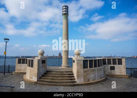 Liverpool Naval Memorial von Herbert Tyson Smith am Pier Head, Liverpool, England, Großbritannien Stockfoto