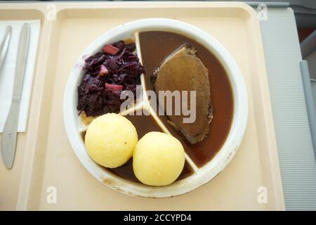 Geteiltes Teller mit Abendessen auf einem Tablett serviert Stockfoto
