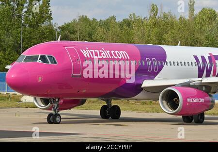 24. August 2020, Brandenburg, Schönefeld: Ein Passagierflugzeug der ungarischen Billigfluggesellschaft Wizz Air Hungary Ltd. Wird am Flughafen Berlin-Schönefeld geparkt. Foto: Patrick Pleul/dpa-Zentralbild/ZB Stockfoto