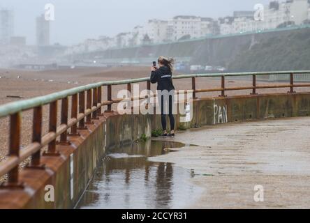 Brighton UK 25. August 2020 - Es ist an der Zeit, ein paar Fotos bei den starken Winden entlang der Küste von Brighton zu machen, während Sturm Francis heute durch Großbritannien fegt : Credit Simon Dack / Alamy Live News Stockfoto