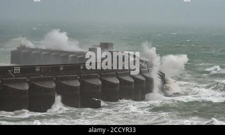 Brighton UK 25. August 2020 - Wellen schlagen bei starken Winden und Regen über Brighton Marina, während Sturm Francis heute durch Großbritannien fegt : Credit Simon Dack / Alamy Live News Stockfoto