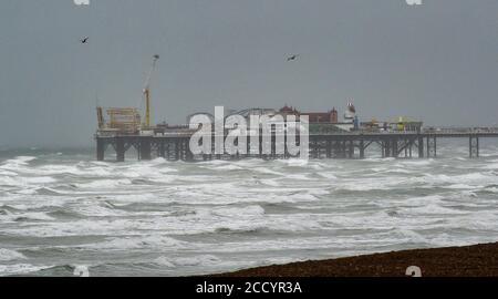 Brighton UK 25. August 2020 - das Meer rollt durch Brighton Palace Pier, während Sturm Francis heute durch Großbritannien fegt : Credit Simon Dack / Alamy Live News Stockfoto