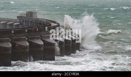 Brighton UK 25. August 2020 - Wellen schlagen bei starken Winden und Regen über Brighton Marina, während Sturm Francis heute durch Großbritannien fegt : Credit Simon Dack / Alamy Live News Stockfoto