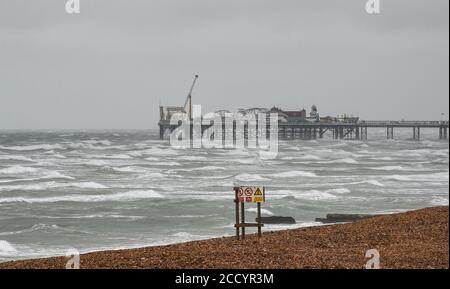 Brighton UK 25. August 2020 - das Meer rollt durch Brighton Palace Pier, während Sturm Francis heute durch Großbritannien fegt : Credit Simon Dack / Alamy Live News Stockfoto