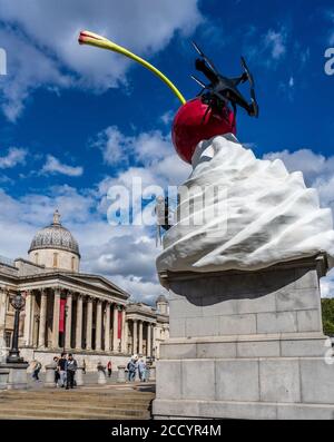 Trafalgar Square London - Sculpture title The End von Heather Phillipson - ein riesiger Strudel aus Schlagsahne, Kirsche, Fliege und Drohne. Stockfoto