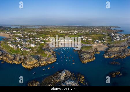 Porth Diana, Trearddur Bay im späten Abendlicht an der Westküste von Holy Island, auf der Isle of Anglesey gelegen Stockfoto