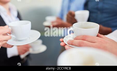 Gruppe von Geschäftsleuten, die während einer Pause zusammen Kaffee trinken Im Büro Stockfoto