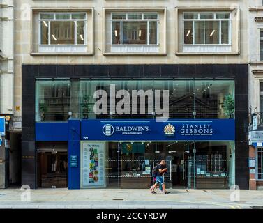 Stanley Gibbons und Baldwins Showroom und Hauptsitz in 399 The Strand London. Stanley Gibbons ist der am längsten etablierte seltene Briefmarkenhändler der Welt. Stockfoto