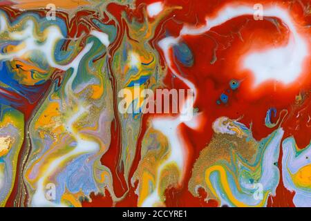 Blau, rot und gelb fließende Kunst abstrakte Textur. Gemischte Acrylfarben Tropfen. Stockfoto