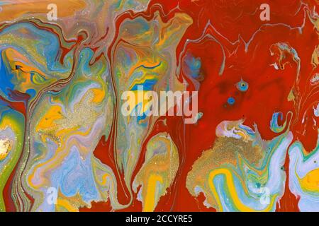 Blauer, roter und orangefarbener marmorender flüssiger Hintergrund. Flüssige Kunst abstrakte Textur. Gemischte Acrylfarben. Stockfoto