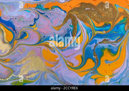 Blauer und orangefarbener marmorender flüssiger Hintergrund. Flüssige Kunst abstrakte Textur. Gemischte Acrylfarben. Stockfoto