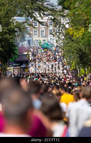 Eine große Menschenmenge auf einer Straße während Notting Hill Carnival, London, England, 2019 Stockfoto