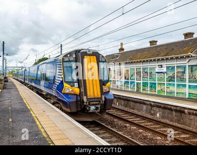 Ein Scotrail-Zug, Klasse 380 - 380101 - am Bahnhof Prestonpans, East Lothian, Schottland, Großbritannien. Stockfoto