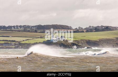 Myrtleville, Cork, Irland. August 2020. Hohe Wellen Rollen in der Nähe des Roches Point Lighthouse nach dem Sturm Francis, der die Südküste Irlands traf. - Credit; David Creedon / Alamy Live News Stockfoto